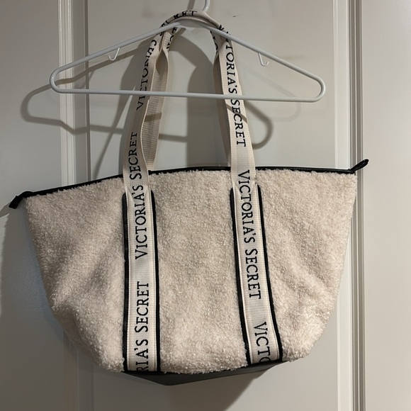 NWOT White fluffy victoria’s secret tote bag - Picture 2 of 3